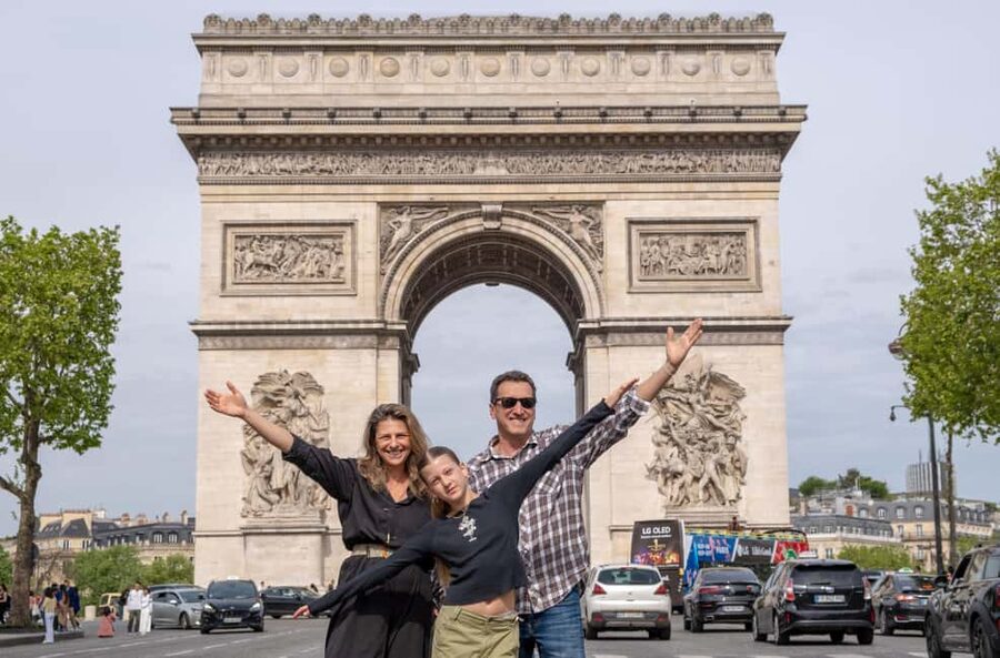 Paris: Professional Photoshoot at the Arc de Triomphe - The 45-minute Arc de Triomphe photo stop