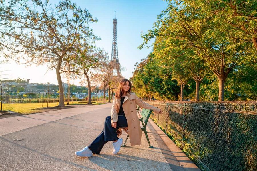 Paris: Professional Photoshoot with the Eiffel Tower - Why a Guided Eiffel Tower Photoshoot Helps
