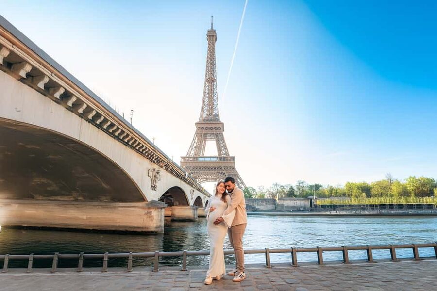 Paris: Professional Photoshoot with the Eiffel Tower - Posing Help for Couples, Families, and Solo Portraits