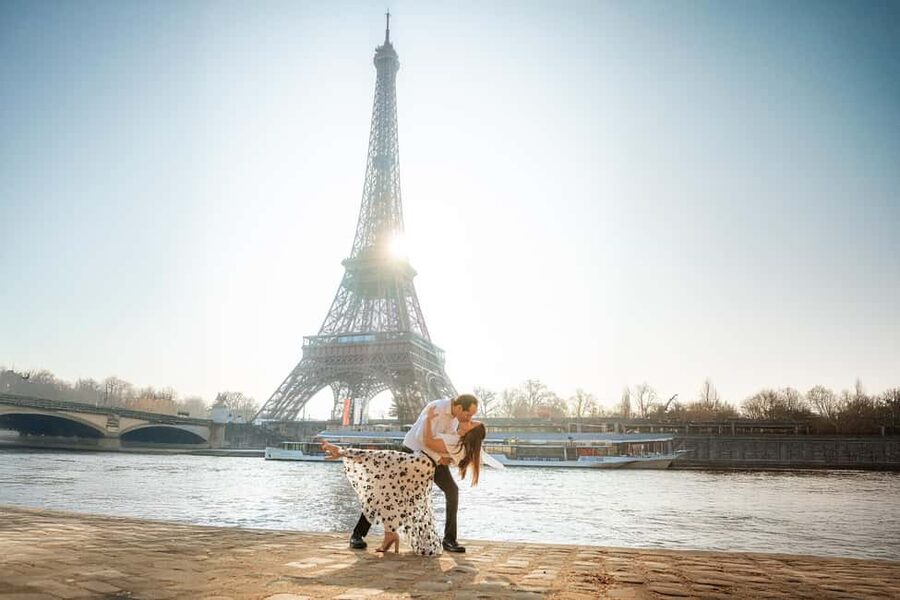 Paris: Professional Photoshoot with the Eiffel Tower - What You Receive Within 48 Hours