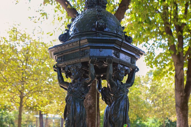 Paris Revolutionary Walking Tour: Iconic French Sights & Stories - What the small group adds