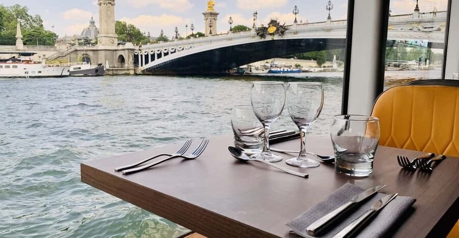 Paris: River Seine Cruise with 3-Course Lunch - A Paris meal with the city moving past your window