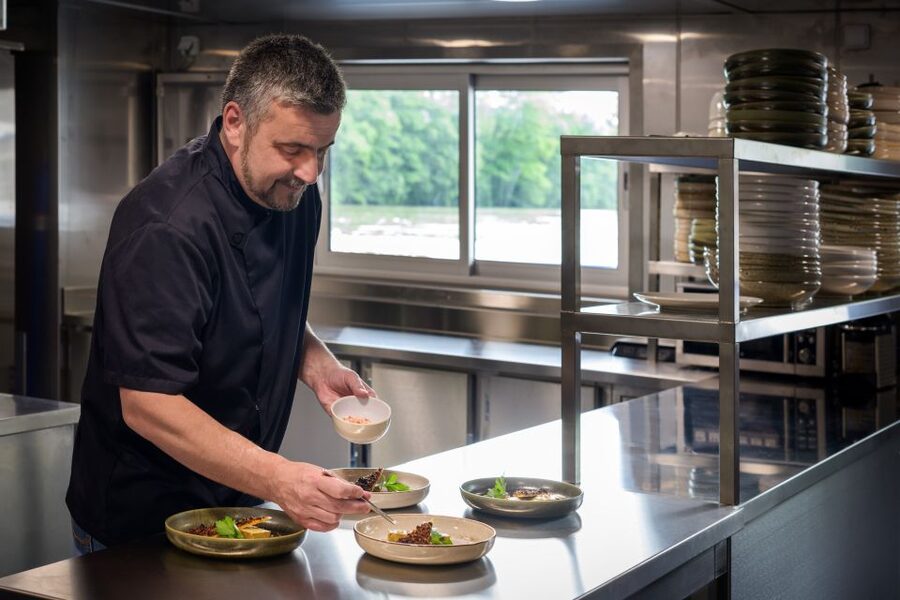 Paris: Romantic Cruise with 3-course Dinner on Seine River - Who will enjoy this Seine dinner most?