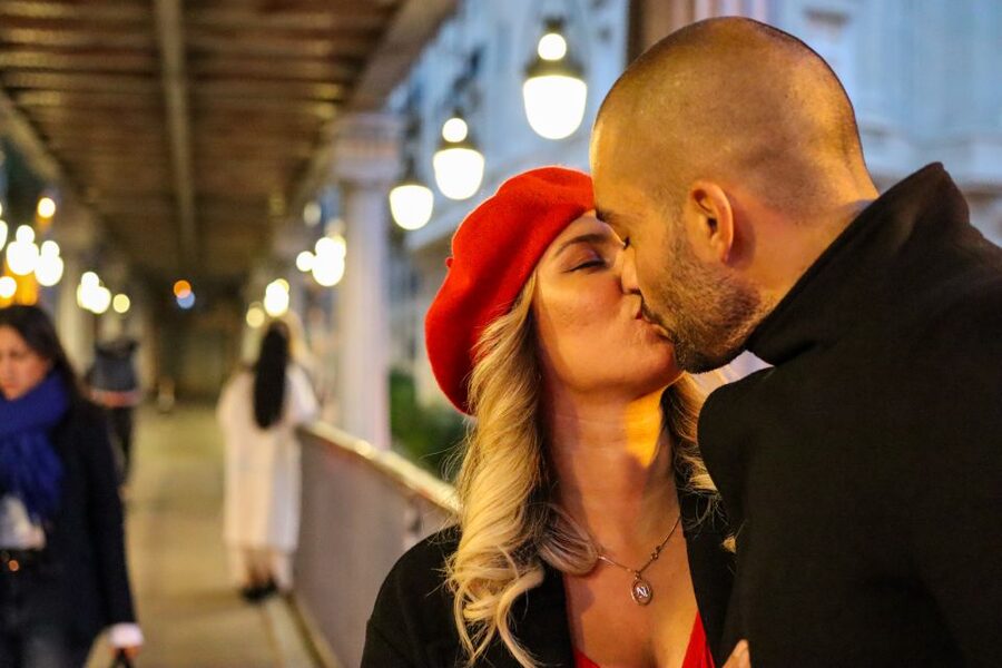 Paris: Romantic Photoshoot for Couples - The 75 Minute Eiffel Tower Photo Stop