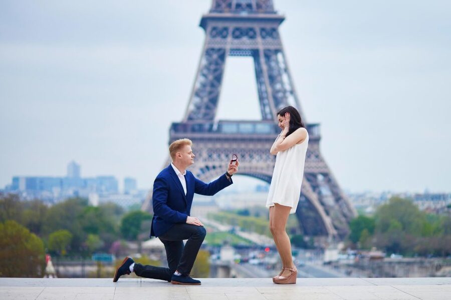 Paris: Romantic Photoshoot for Couples - Making the Eiffel Tower Look Personal