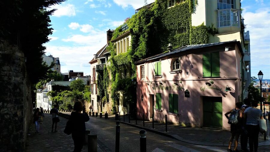 Paris: Sacré-Coeur and Montmartre Tour with Expert Guide - Starting below Sacré-Coeur at Square Louise-Michel