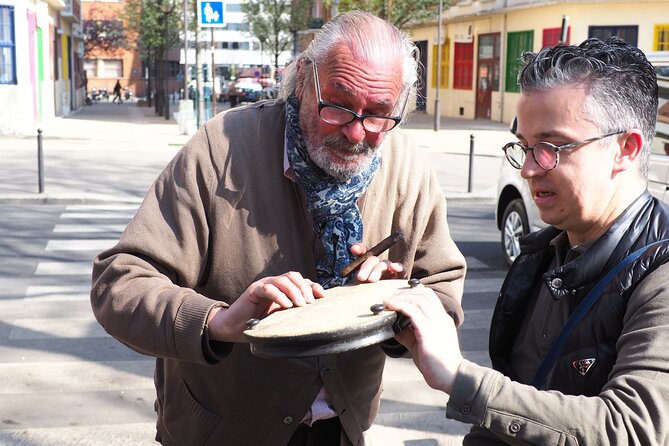 Paris: Saint Ouen Flea Market Guided Tour with Local Guide - What the guides add to the walk