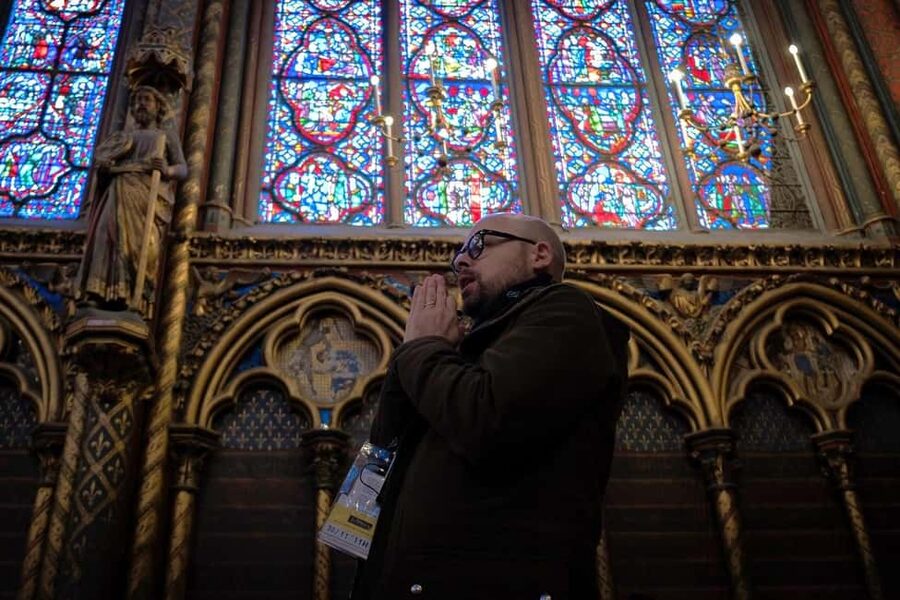 Paris: Sainte-Chapelle, Conciergerie, Notre Dame Guided Tour - The guides are a major part of the value
