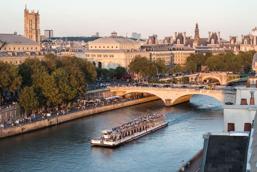 Paris : Scenic Cruise on the Seine River with Champagne - Notre Dame, Île de la Cité, and the bridges