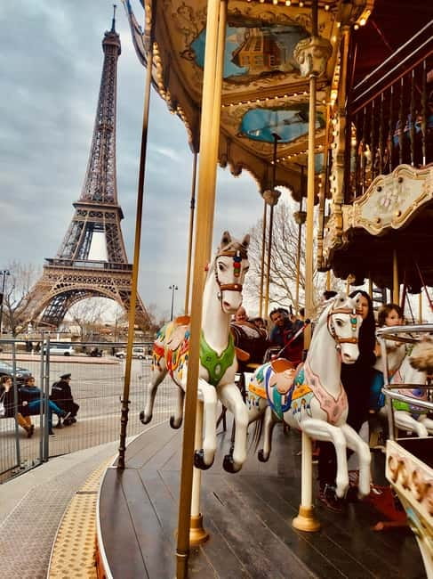 Paris: See 15 to 30 Top Sights with a Fun Guide - A quick look at Moulin Rouge