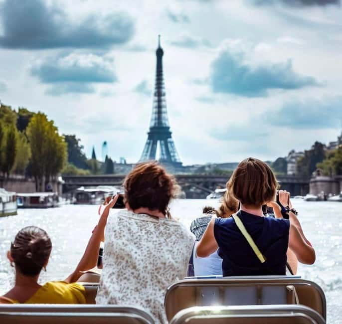 Paris: Seine Cruise with French breakfast near the boats - What you see during the one-hour Seine route