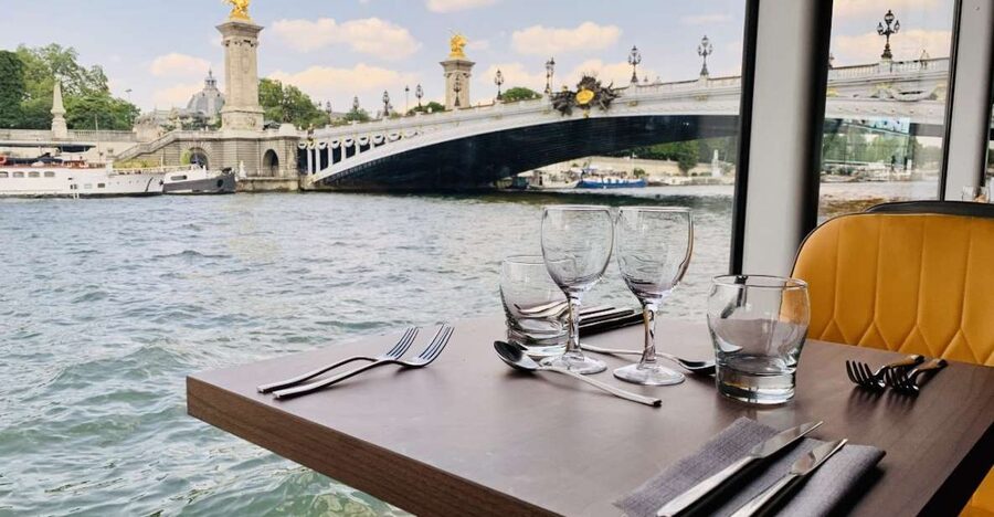 Paris: Seine River Bistronomic Dinner Cruise - A Paris dinner with the Seine as your moving view