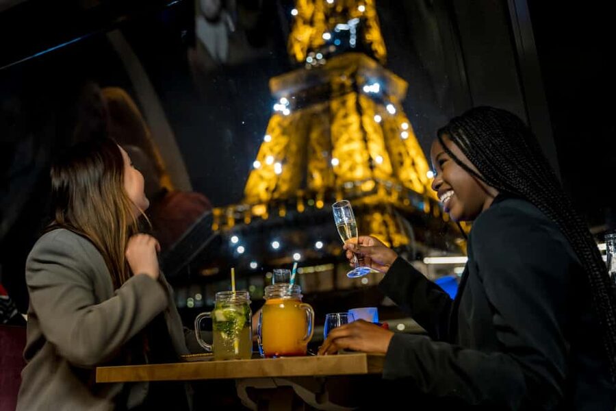 Paris: Seine River Champagne Dinner Cruise with Live Music - The first course: Pont des Arts and the historic center