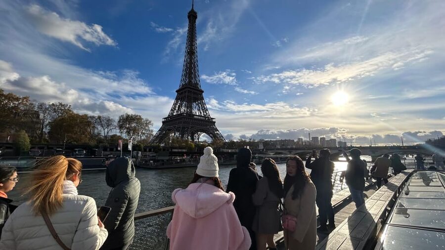 Paris: Seine River Cruise and 3-course Bistro Lunch - Boarding at the Eiffel Tower