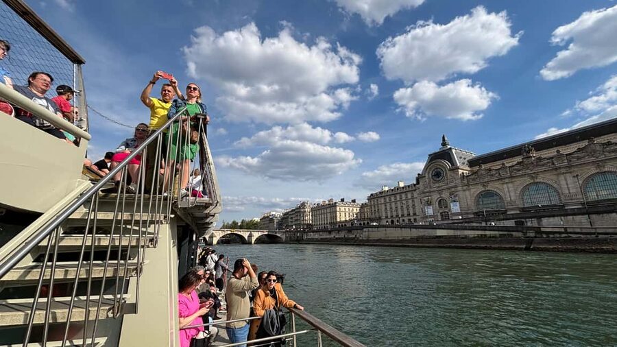 Paris: Seine River Cruise and 3-course Bistro Lunch - Hôtel de Ville, the Louvre, and Place de la Concorde