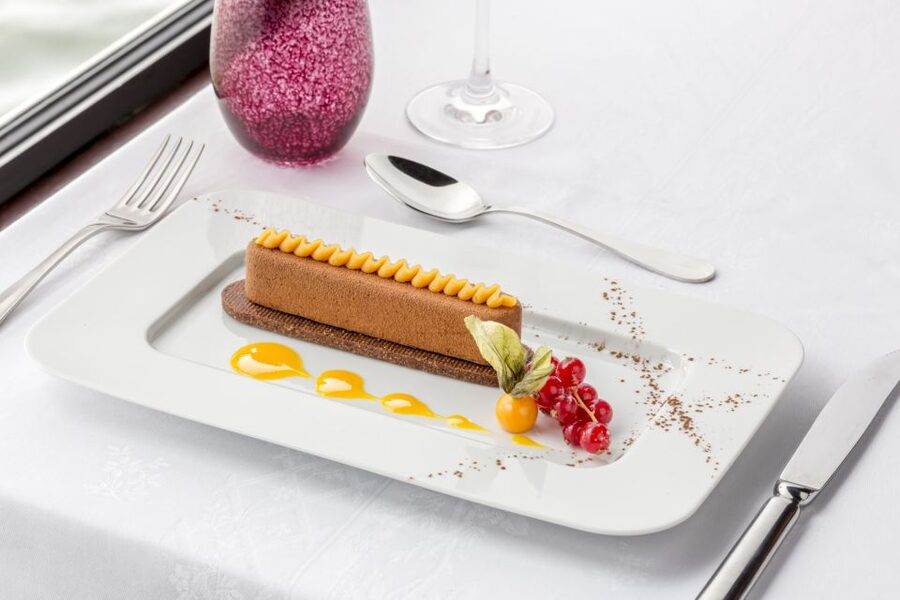 Paris: Seine River Cruise with 3-Course Dinner & Live Music - Key points to know before booking