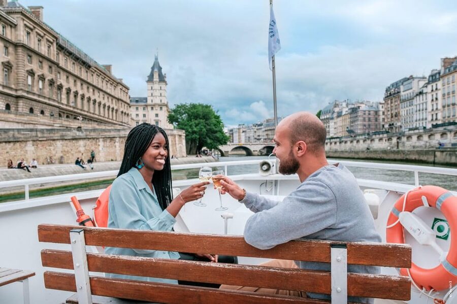 Paris: Seine River Cruise with Champagne from Eiffel Tower - Hôtel de Ville, the Louvre, and Place de la Concorde
