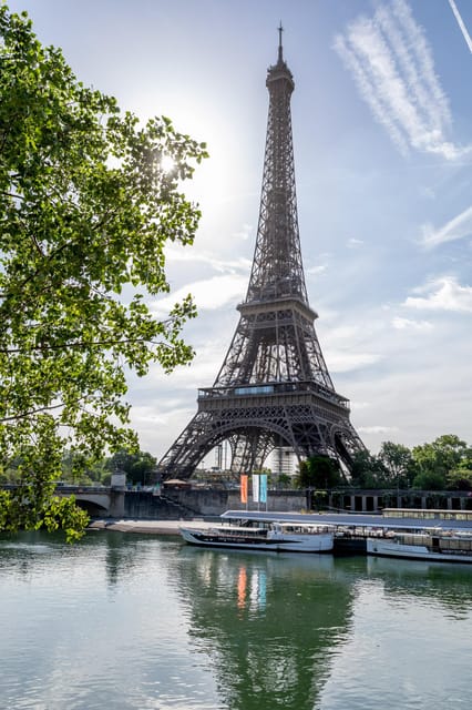 Paris: Seine River Cruise with Champagne from Eiffel Tower - Champagne, seating, and the small details that matter