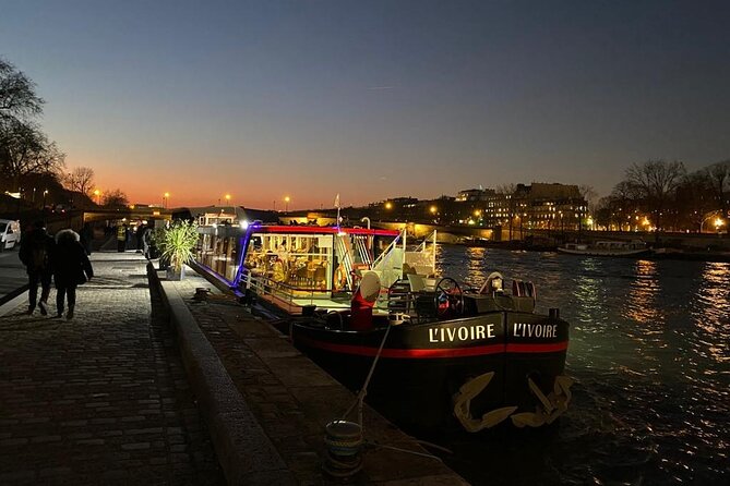 Paris Seine River dinner cruise from Alexandre III bridge - What this Seine dinner cruise really offers