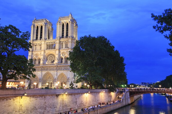 Paris Seine River Dinner Cruise with Champagne and Window Seating - Early versus late dinner: make the right choice
