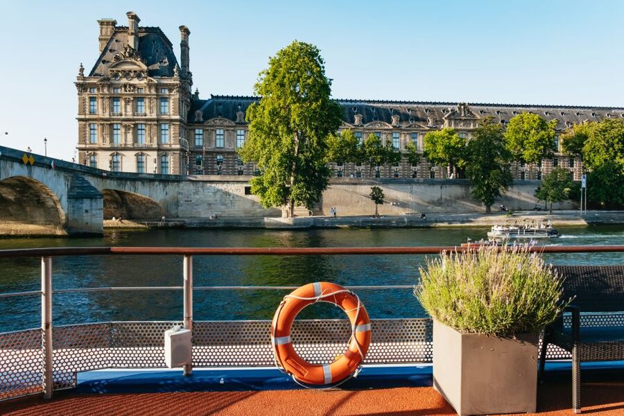 Paris: Seine River Panoramic Views Dinner Cruise - Key points at a glance