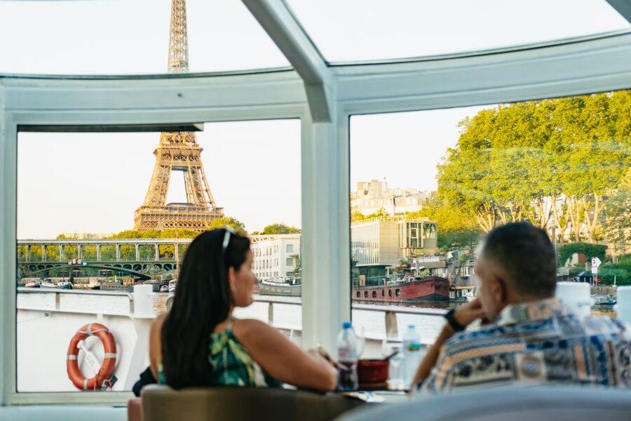 Paris: Seine River Panoramic Views Dinner Cruise - What dinner is like on board
