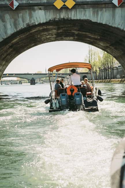 Paris: Seine River Private Cruise - Standard boat or larger boat?