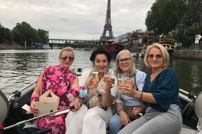 Paris Seine River Private or Shared Boat Tour - Passing the Statue of Liberty on Île aux Cygnes