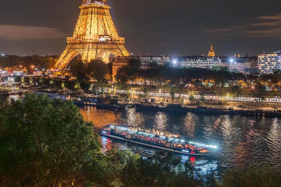 Paris: Seine River Sightseeing Cruise by Bateaux Mouches - The Louvre from the water