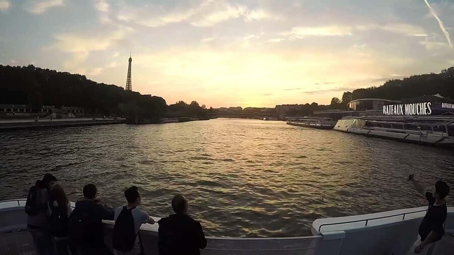 Paris: Seine River Sightseeing Cruise by Bateaux Mouches - Notre Dame and Île de la Cité