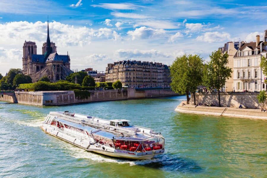 Paris: Sightseeing Cruise on the Seine with 3-Course Lunch - Why a Seine lunch cruise works so well