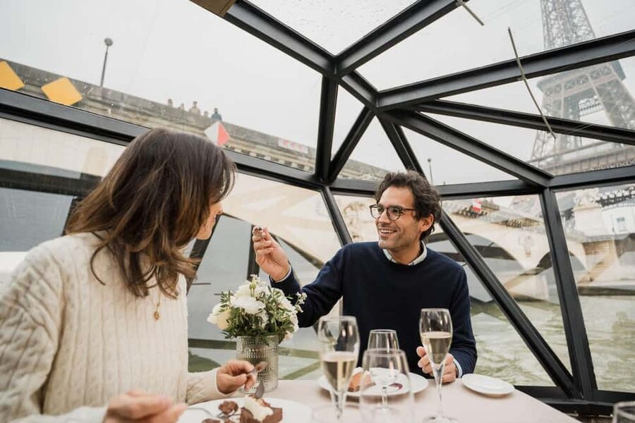 Paris: Sightseeing Cruise on the Seine with 3-Course Lunch - The Louvre, Pont des Arts, and central Paris