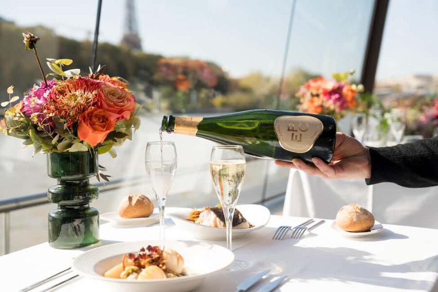 Paris: Sightseeing Cruise on the Seine with 3-Course Lunch - Turning toward the Eiffel Tower