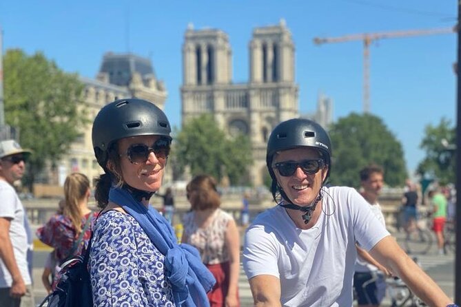 Paris Sightseeing Family Friendly Guided Electric Bike Tour - The Seine islands, Pont des Arts, and Notre-Dame