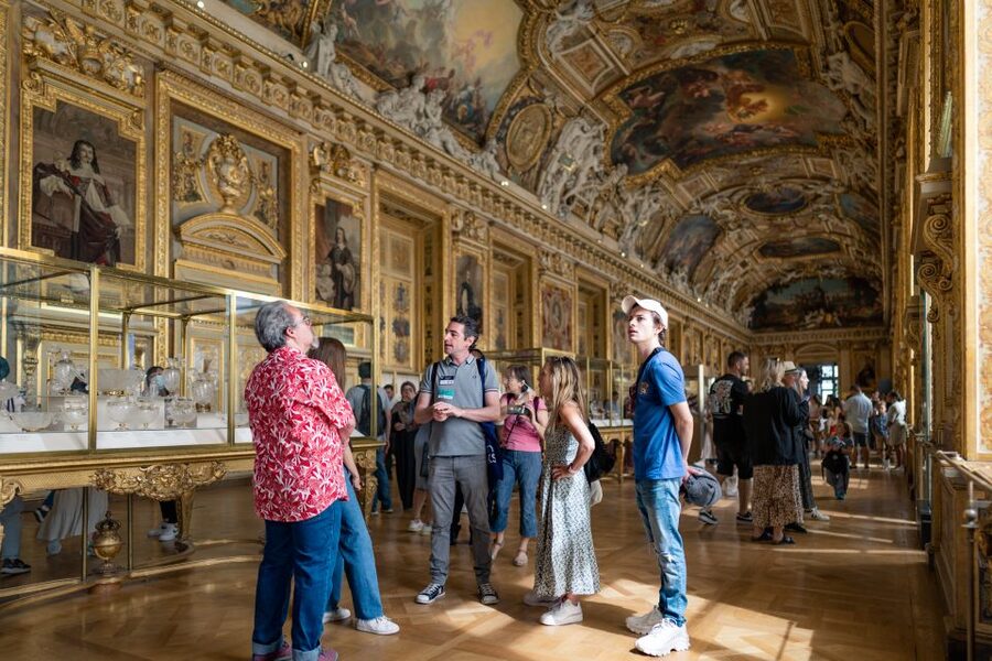 Paris: Skip-the-Line Louvre Highlights Guided Tour - Moving through the Louvre’s essential works