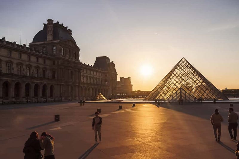 Paris: Skip-the-Line Louvre Highlights Tour with Mona Lisa - Meeting the guide at the Arc du Carrousel
