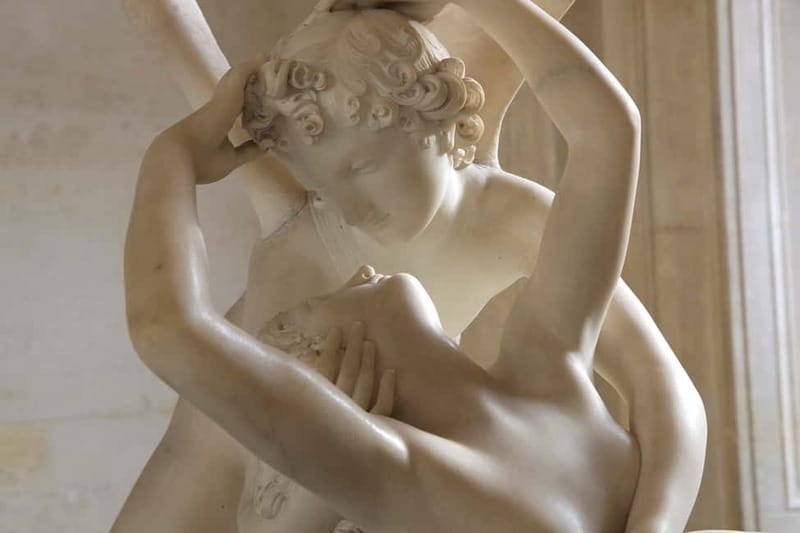 Paris: Skip-the-Line Louvre Highlights Tour with Mona Lisa - The Louvre building is part of the lesson