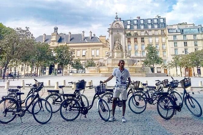 Paris Small Group Guided Bike Tour of Must-See Sights - The Eiffel Tower starts the ride with a clear view