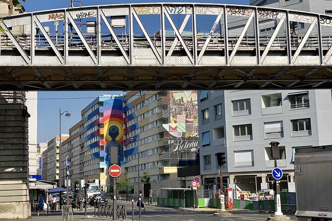 Paris Street Art, smartphone audioguided tour - Place Pinel and the scale of the work