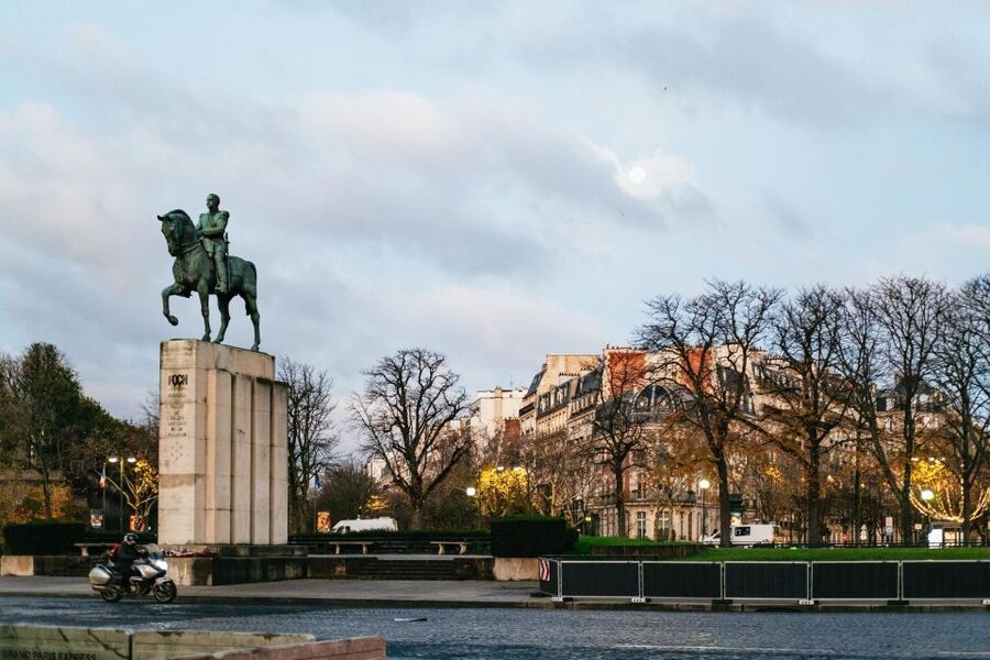 Paris: Sunrise Running and Sightseeing Group Tour - What the guide adds to the experience