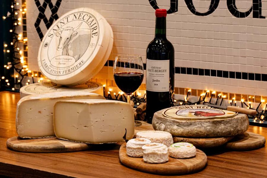 Paris: Tasting of 3 Wine and 3 Cheese - A French wine lesson in a four-person shop