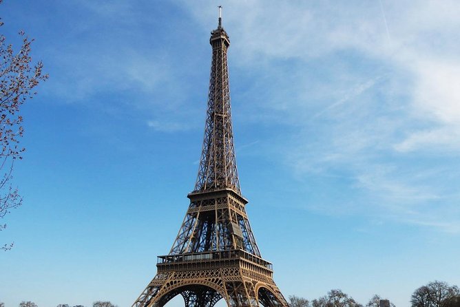 Paris Treasure Hunt – Explore the Seine from Louvre to Eiffel - Starting at the Louvre with a booklet in hand