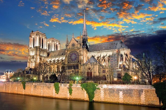 Paris Walking Tour , Historical Sites . - Pont Neuf and the Île de la Cité