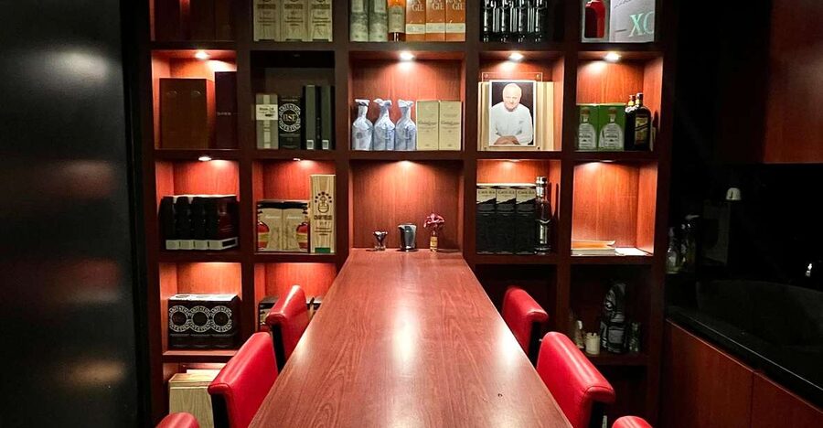Paris : Wine tasting at the cellar of Joël Robuchon - A 90-minute tasting built around comparison