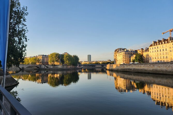 Paris Without People - Sunrise Bike Tour & Breakfast - The modern landmark and quiet Seine riverbanks