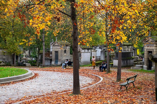 Père Lachaise Cemetery Tour: A Stroll Through Immortal History - Molière and La Fontaine in one literary stop