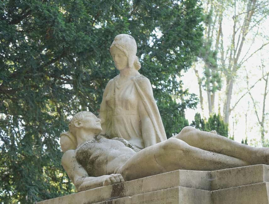 Père Lachaise Cemetery Tour, Tales from the Graves & Crepes - Who should book this Père Lachaise tour?