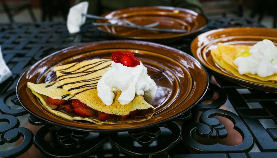 Père Lachaise Cemetery Tour, Tales from the Graves & Crepes - The final 35 minutes: a crepe near Rue de la Roquette