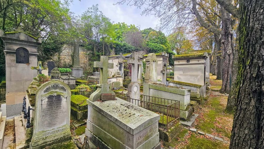 Père Lachaise Cemetery Tour, Tales from the Graves & Crepes - Walking, weather, and accessibility