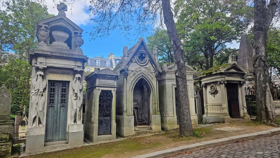 Père Lachaise Cemetery Tour, Tales from the Graves & Crepes - Meeting at Alexandre Dumas and getting started